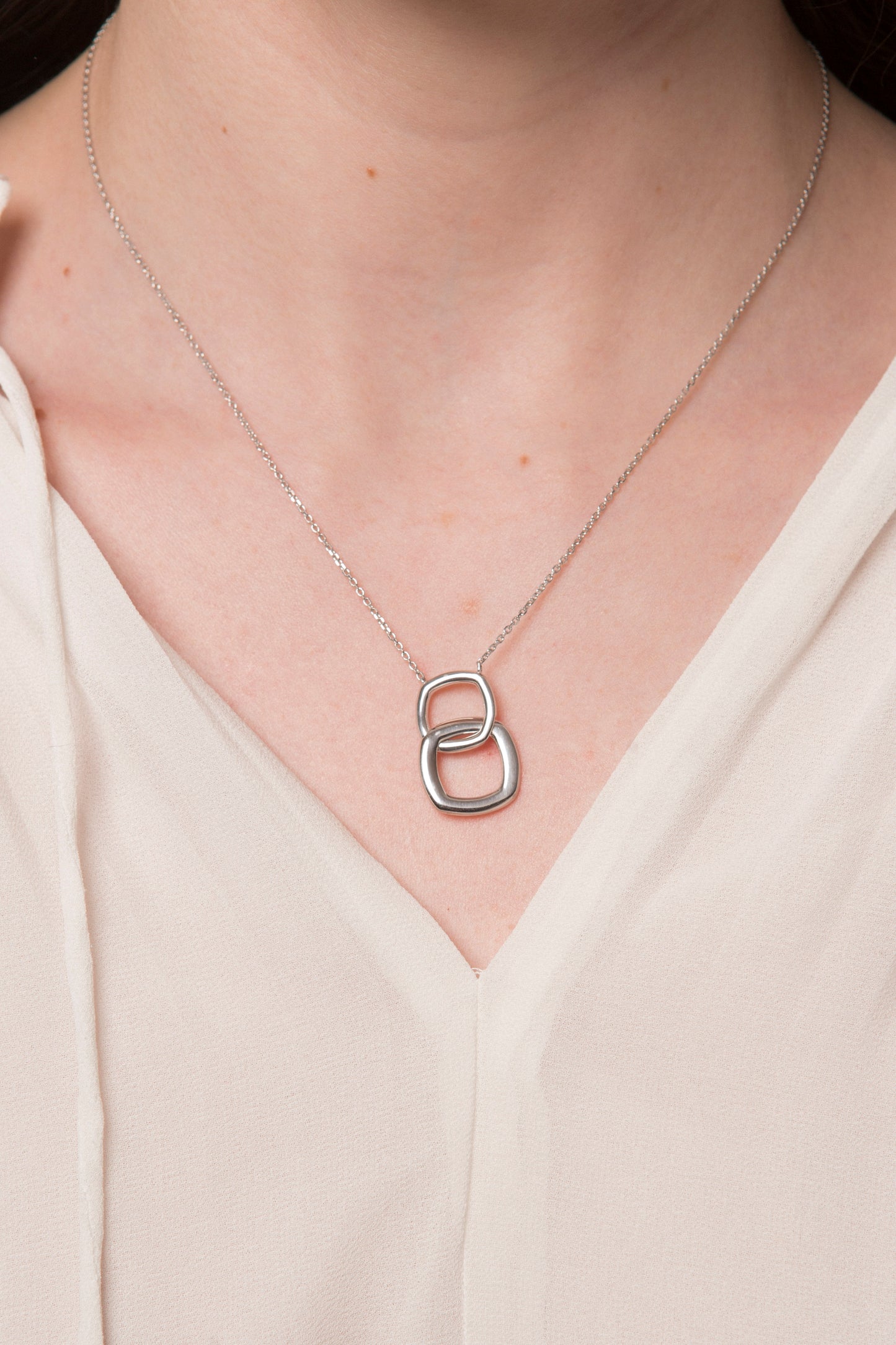collier en argent avec anneaux carrés