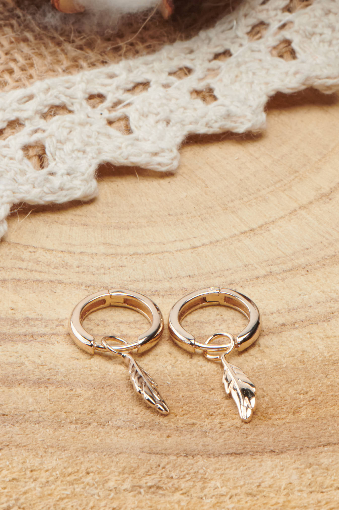 boucle d'oreilles en plaqué or avec pendentif plume