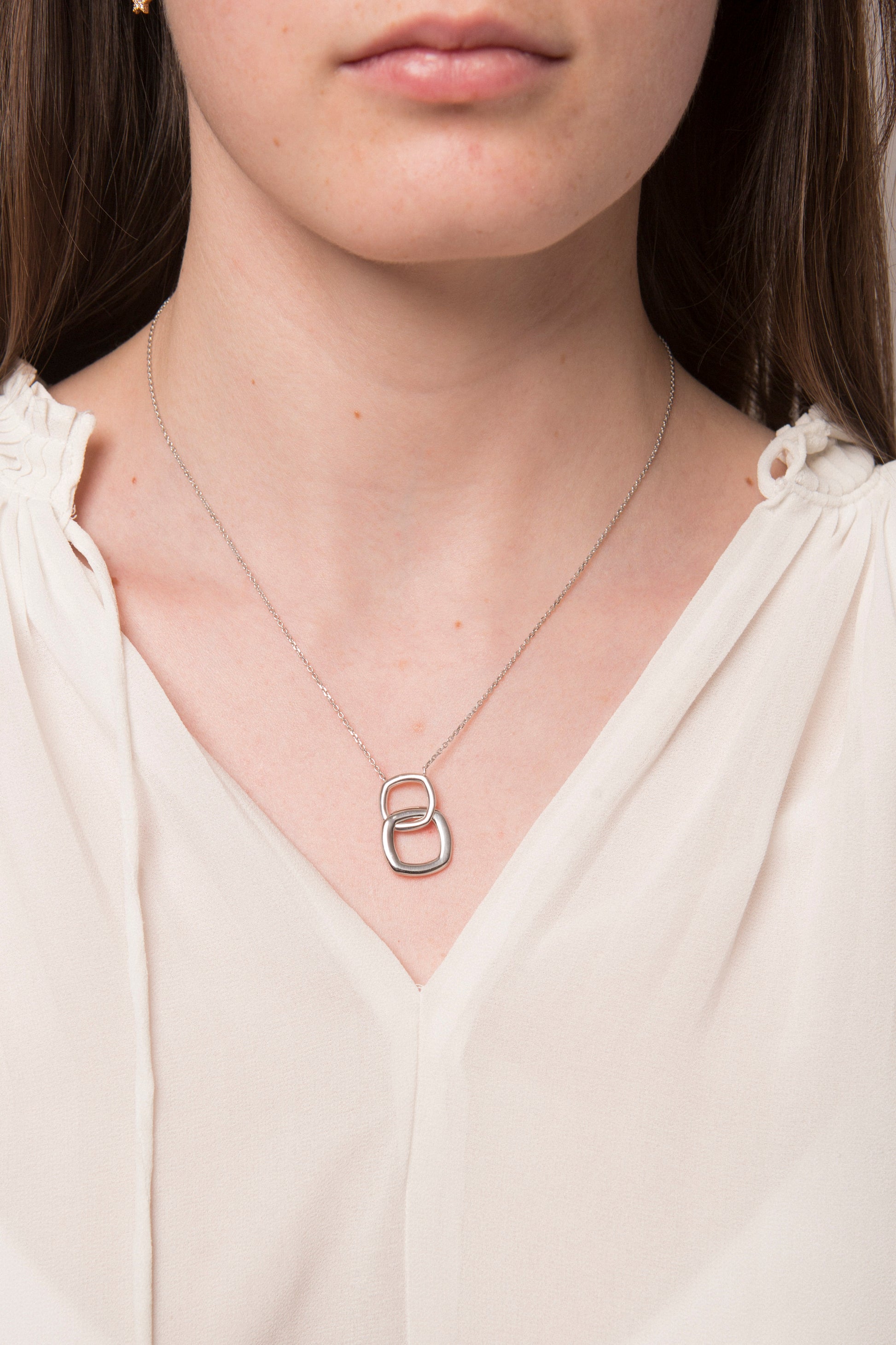 collier en argent avec anneaux carrés