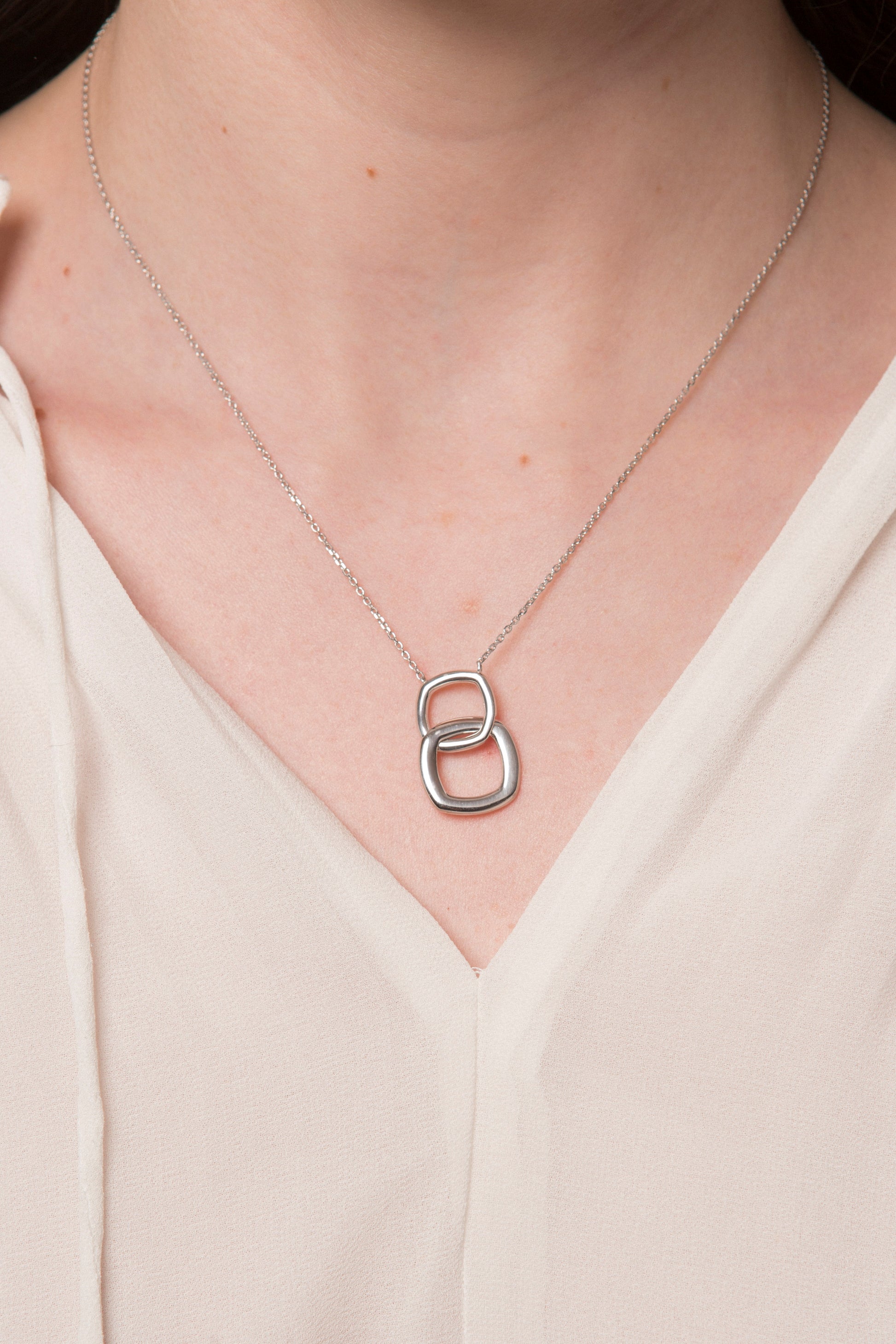 collier en argent avec anneaux carrés