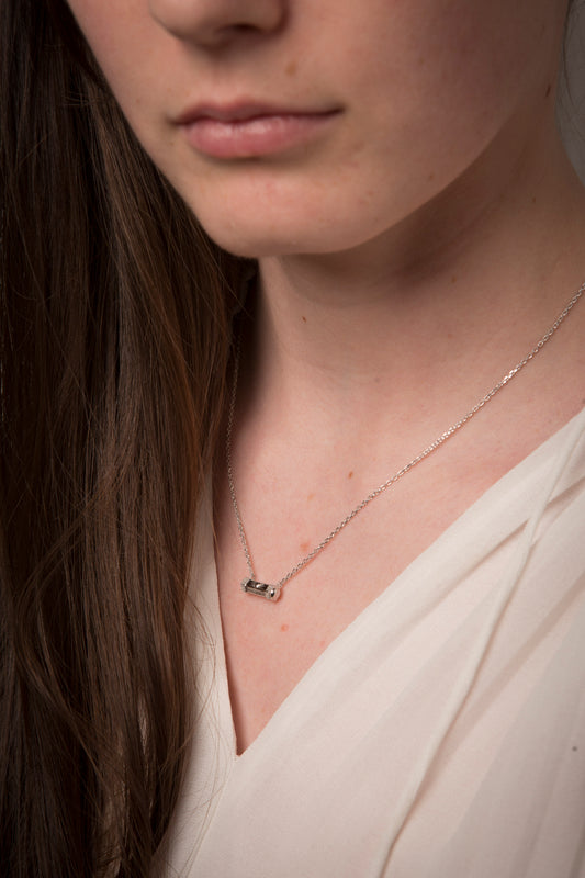 collier argent motif cylindre
