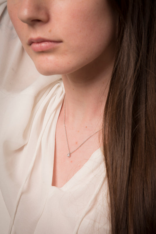 Collier en argent avec un pendentif oxyde de zirconium griffé