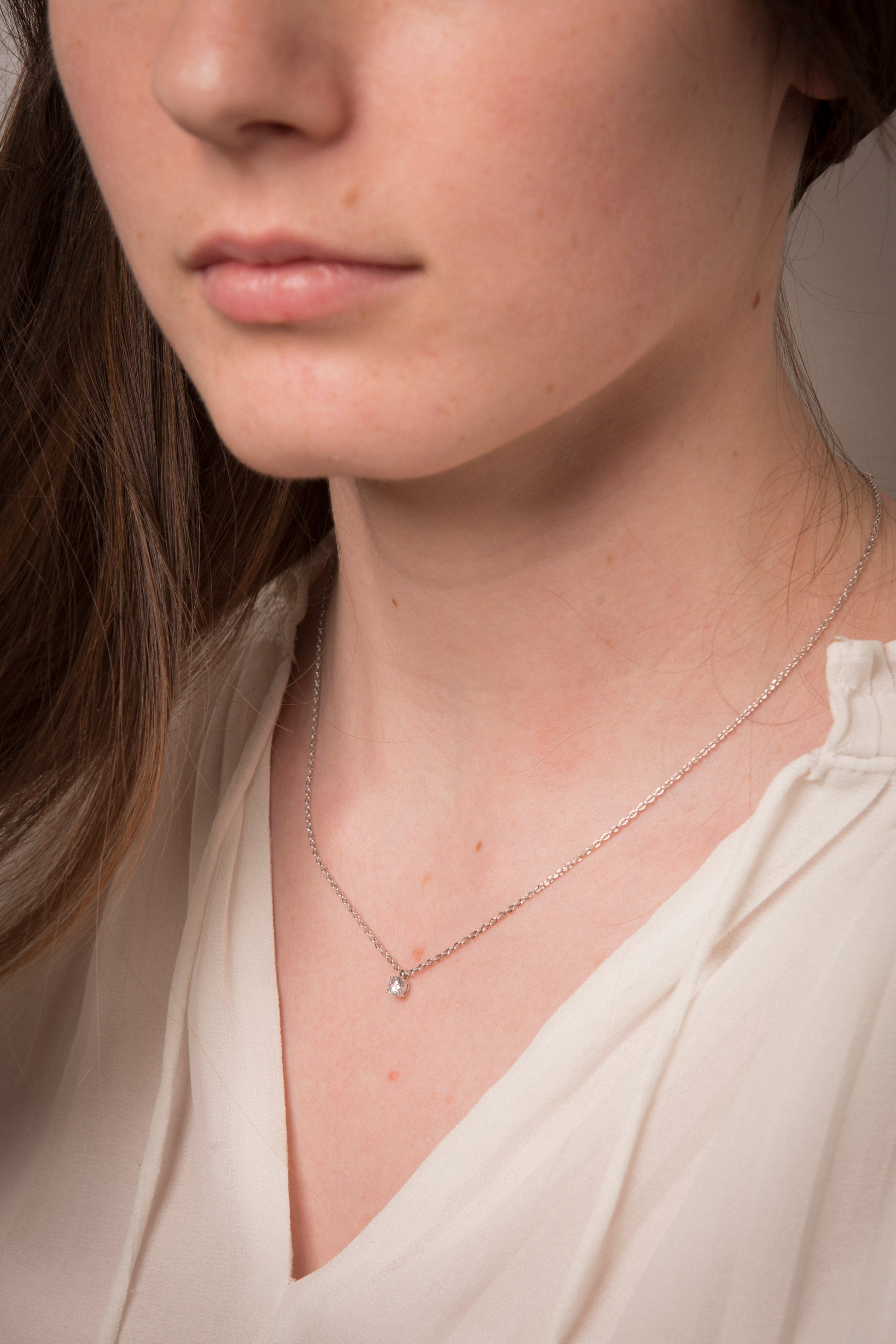 Collier en argent avec un pendentif oxyde de zirconium griffé
