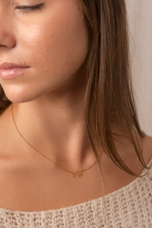 collier plaqué or avec pendentif fleur de lotus