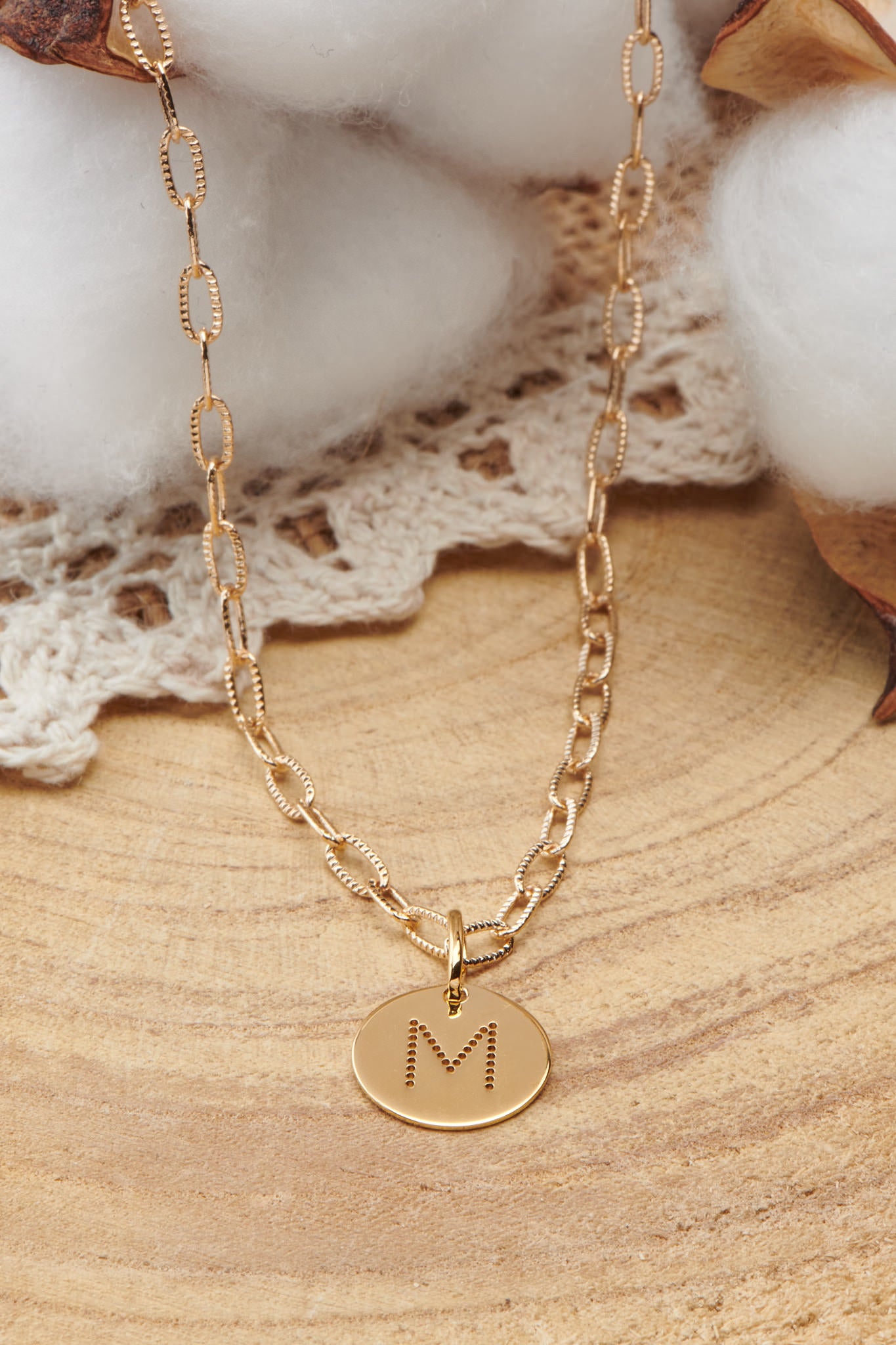collier plaqué or avec médaille lettre M