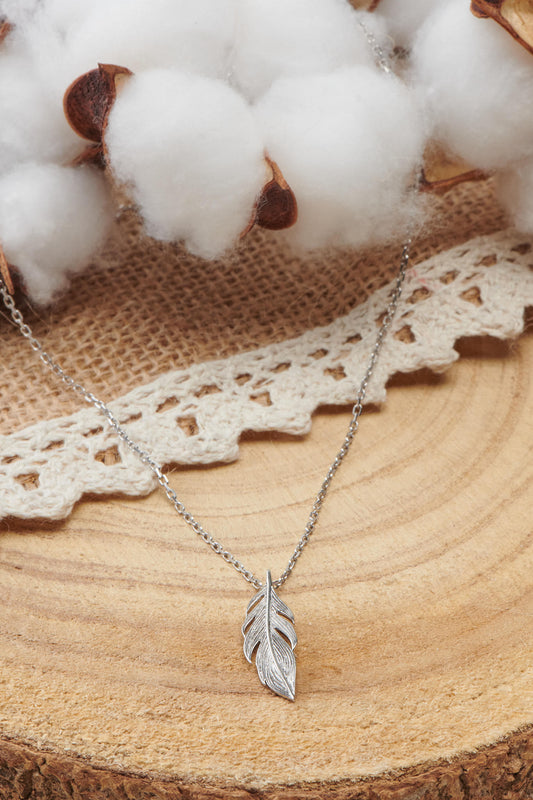 collier en argent avec pendentif plume