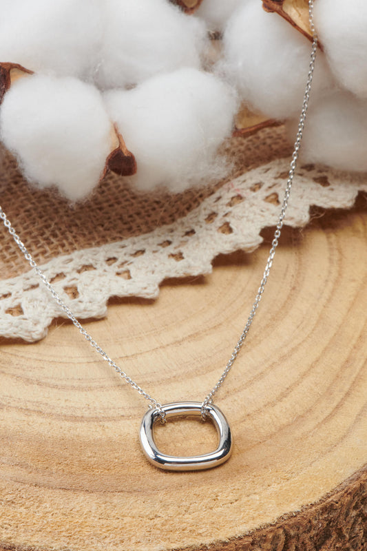 collier en argent avec anneau carré