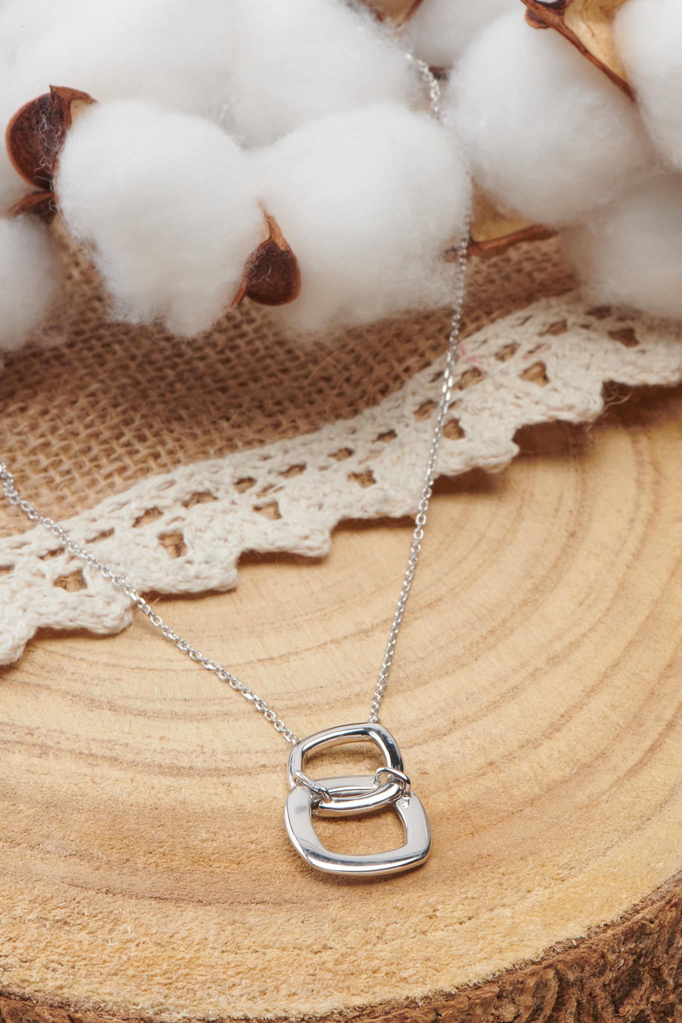 collier en argent avec anneaux carrés