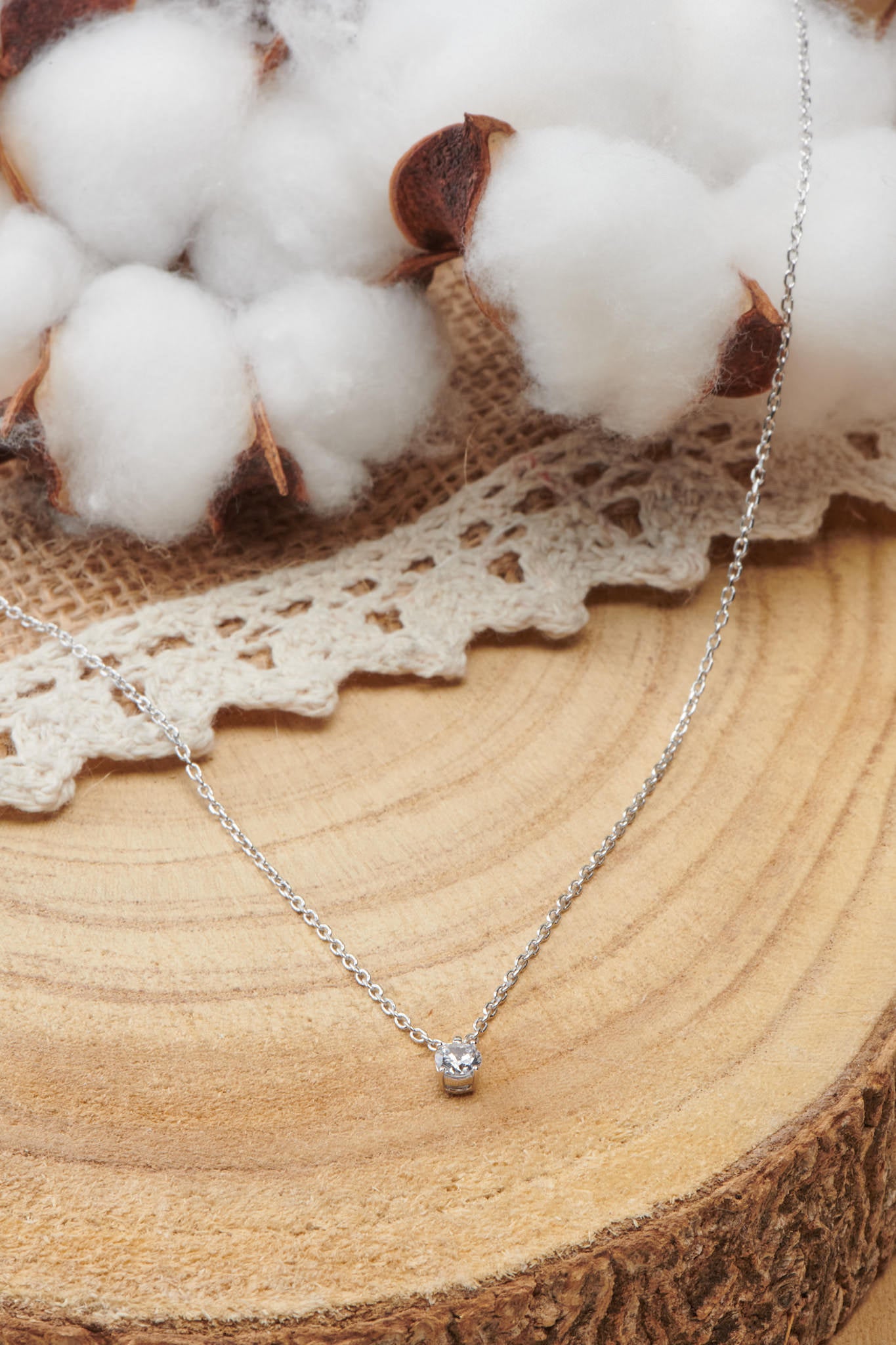 Collier en argent avec un pendentif oxyde de zirconium griffé