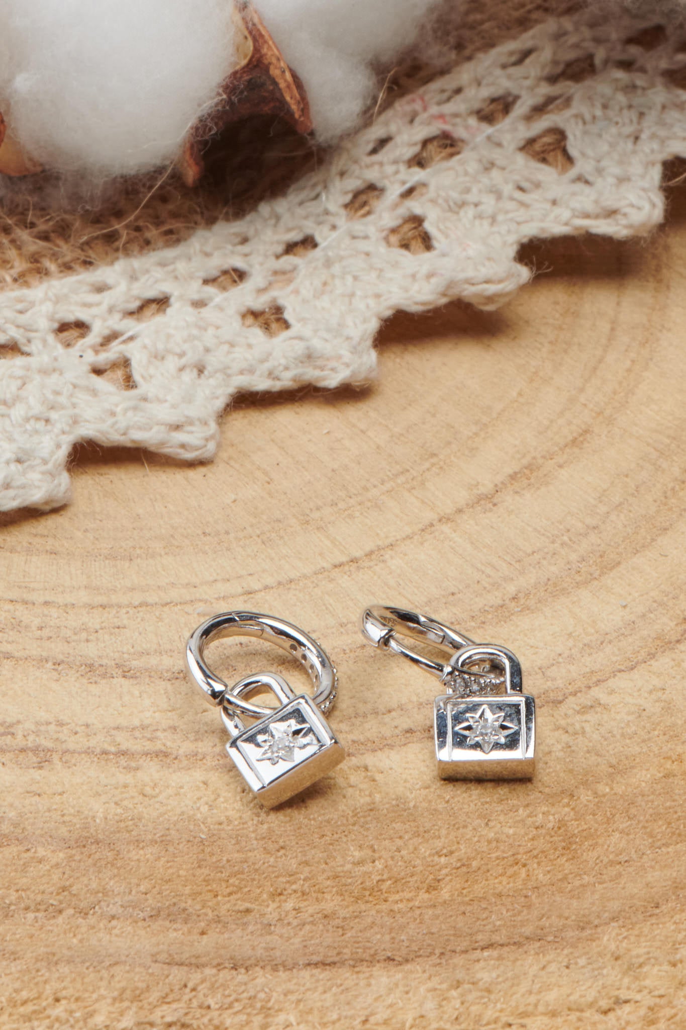 créoles en argent avec cadenas
