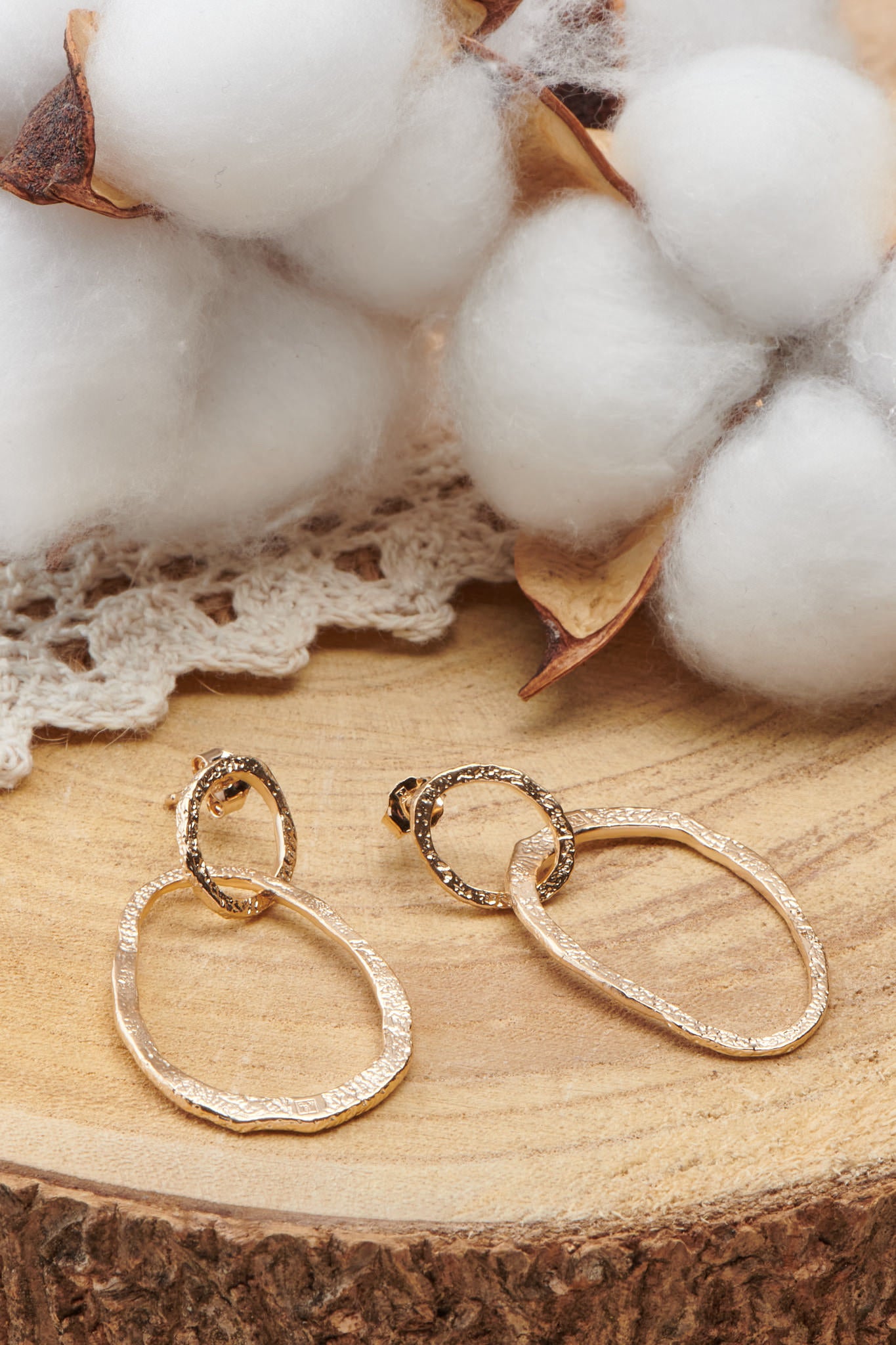 boucles d'oreille avec anneaux froissés en plaqué or