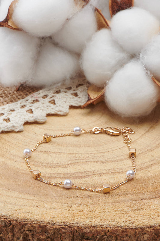 Bracelet en plaqué or 18 carats 3 microns Orné de perles et de petits cubes.
