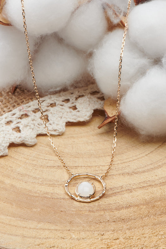 Collier en plaqué or 18 carats 3 microns Cercle froissé et une Pierre de Lune sertie griffée